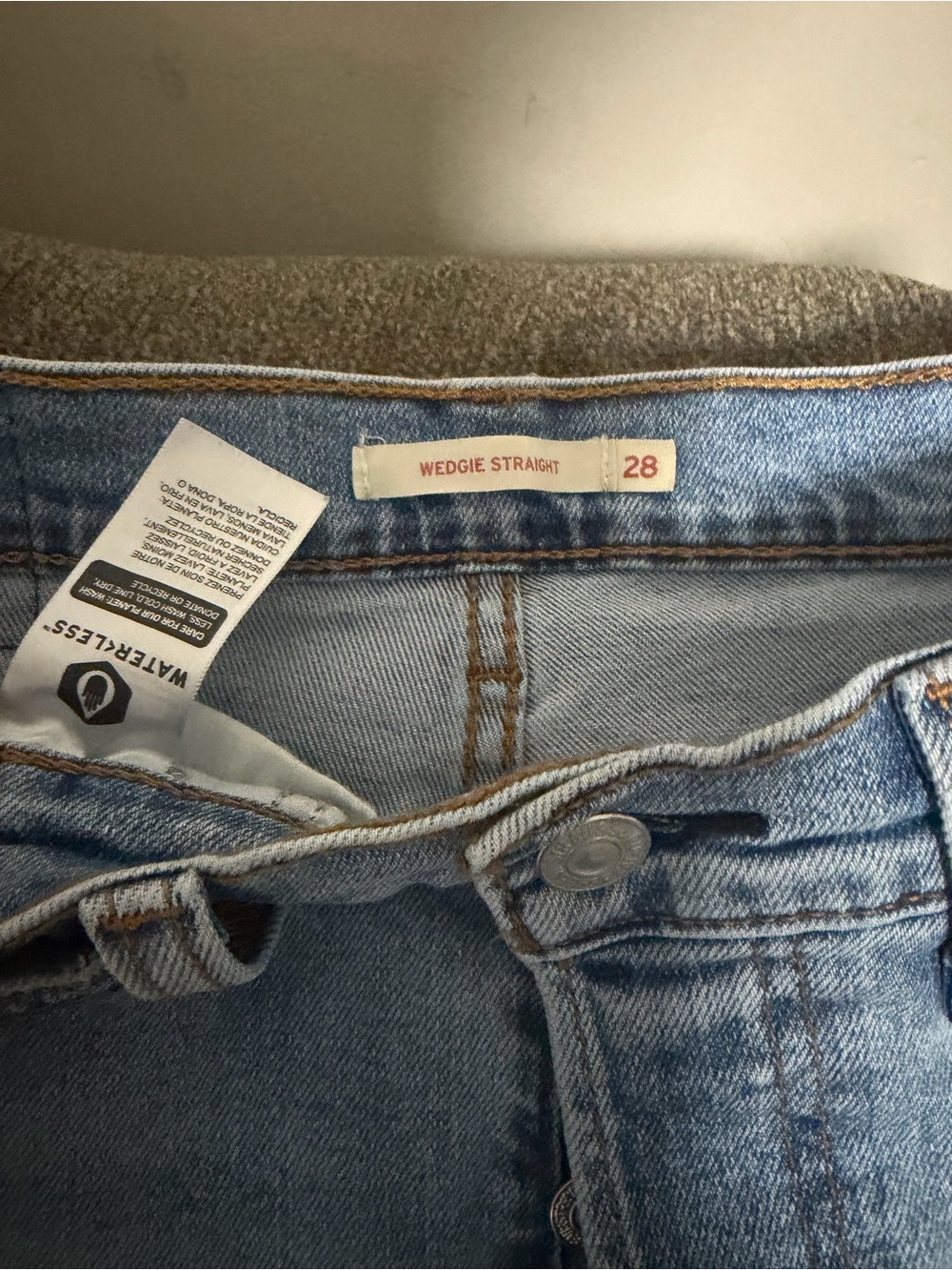 Wedgie Straight Ankle Jeans in Light Blue - Size 28